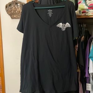 Black torrid graphic Tshirt. Design at pocket and on back. Gently worn.